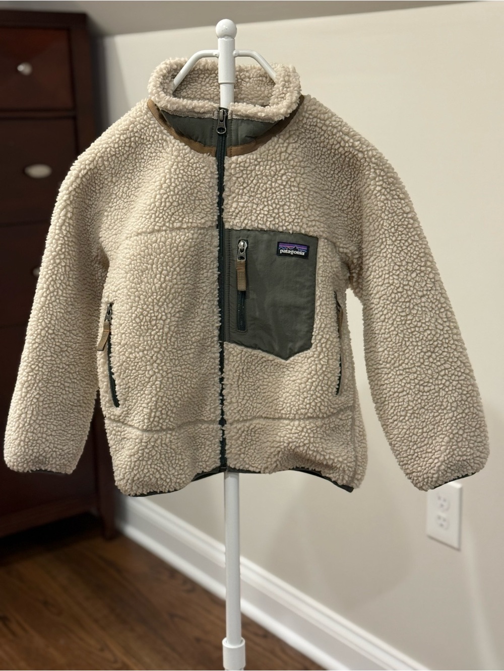 Patagonia size 5/6 Cream Sherpa Jacket with Olive Chest Pocket - Kids